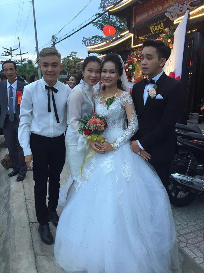 Hình ảnh chú rể khóc như mưa trong ngày cưới vì thương bố mẹ vợ đã gả con gái cho mình khiến cộng đồng mạng xôn xao Hình ảnh chú rể khóc như mưa trong ngày cưới vì thương bố mẹ vợ đã gả con gái cho mình khiến cộng đồng mạng xôn xao